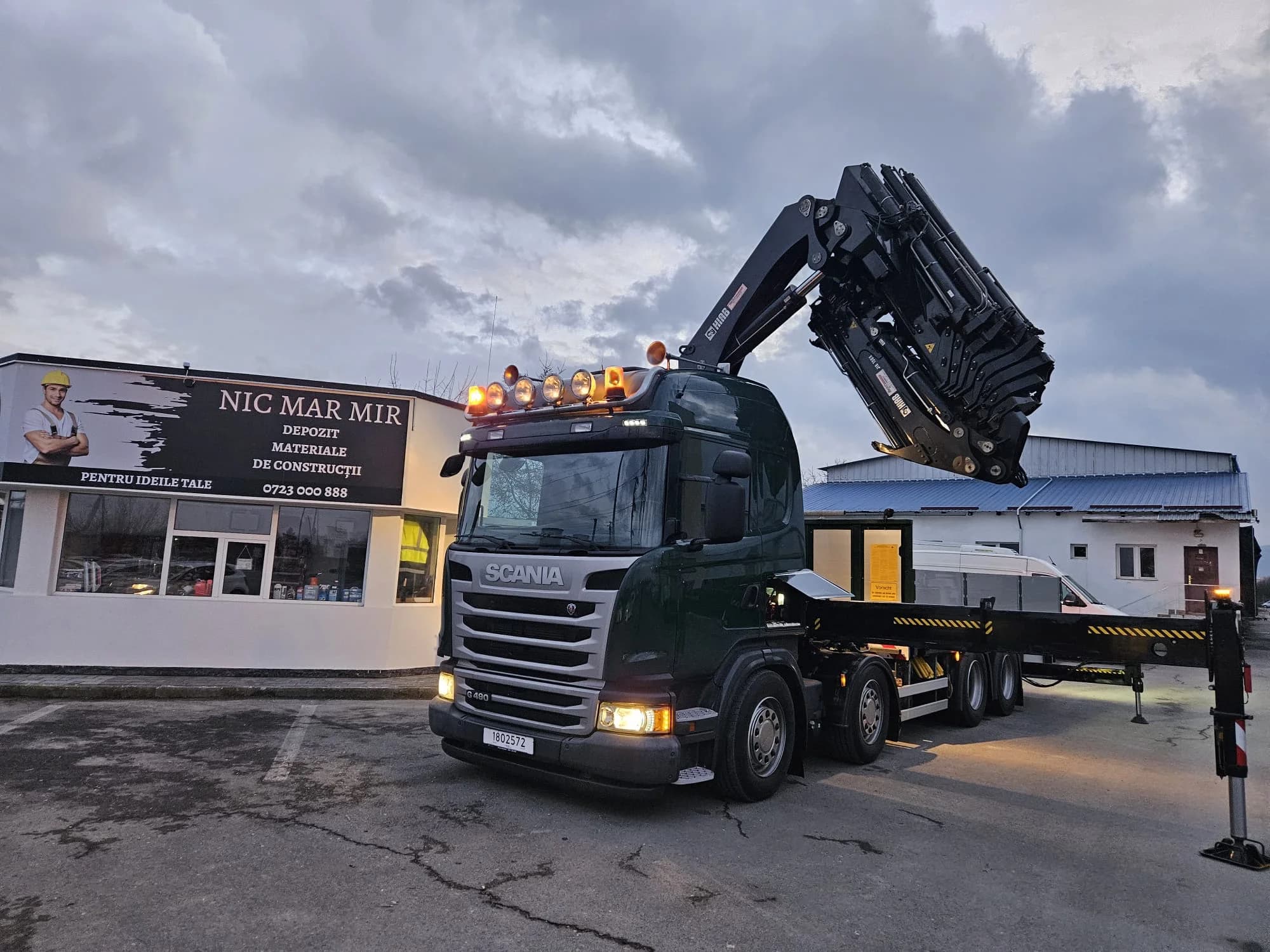 Camion SCANIA cu macara în fața depozitului NicMarMir